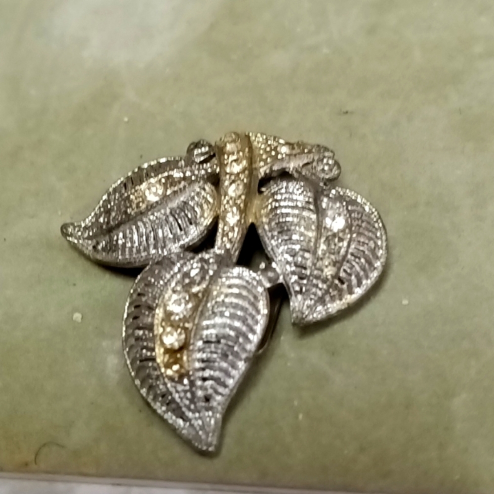 VINTAGE  POT METAL CLEAR  RHINESTONE LEAF/FLORAL DRESS CLIP